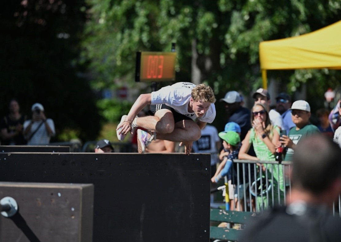 Parkour : l'athlète Veveysan Sacha Christen voltige à travers les villes romandes
